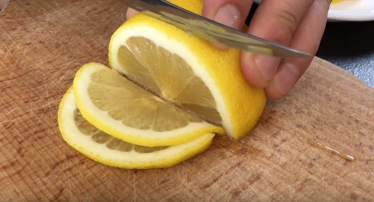 Cut the lemon into thin circles.
