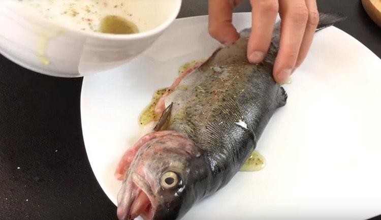 The resulting marinade grease the carcass of the fish inside and out.