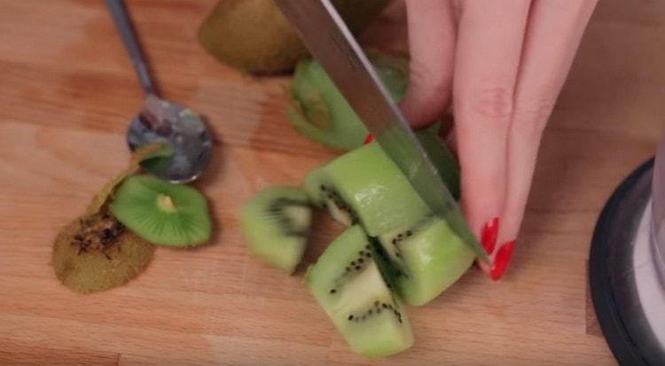 Peel and cut into slices of kiwi and banana.