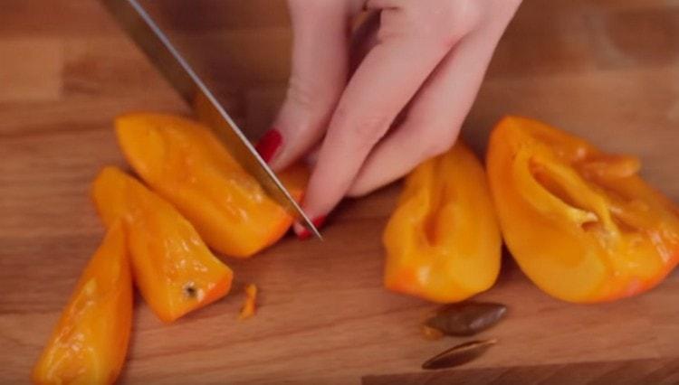 Peel persimmons from the skin and seeds, cut into pieces.