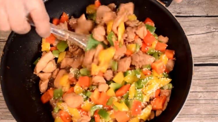 Stir the chicken with pepper and sesame seeds, stew until the pepper is soft.