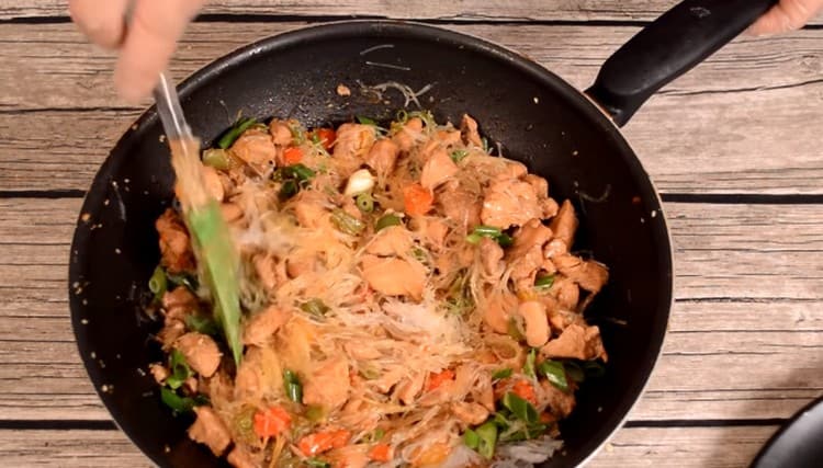 It remains only to add the green onion noodles and mix well.