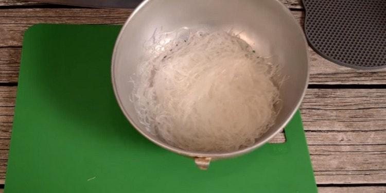 Funchozu pour boiling water, and then recline in a colander.