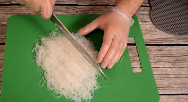 Funchoza can immediately be cut into shorter pieces.