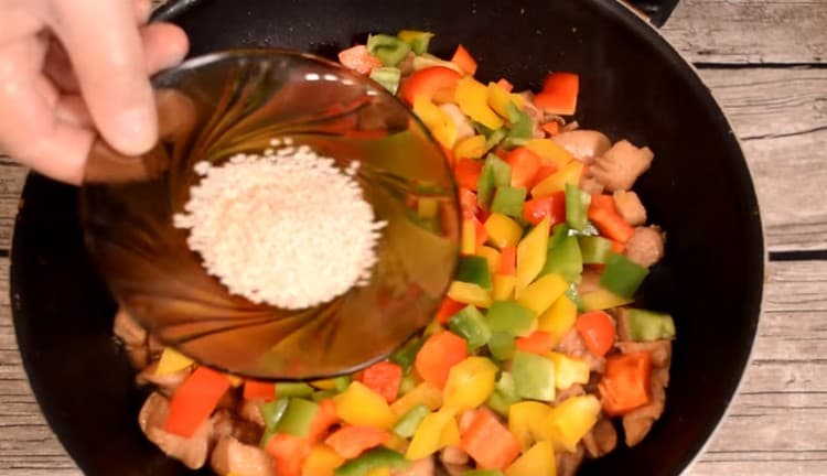 Add pepper to the pan to the chicken, and then sesame.