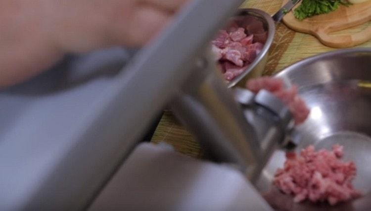 Cut the meat into slices and pass through a meat grinder.