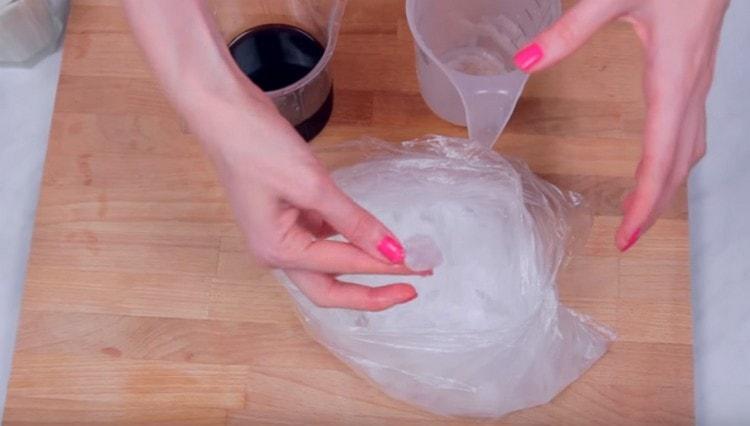 We thrust ice into small pieces.