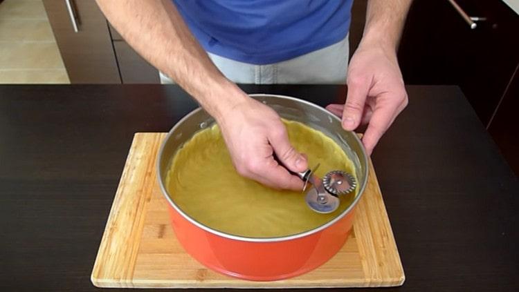 For beauty, the sides can be cut evenly with a pizza knife.