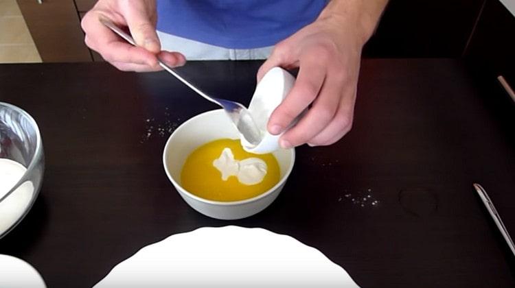 Add sour cream to the oil and mix.