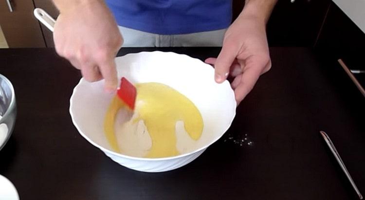 We introduce flour to the liquid components and mix.