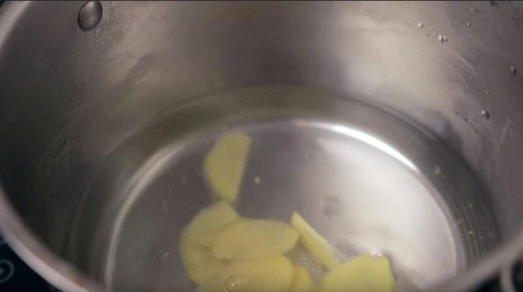 Put slices of ginger in boiling water.