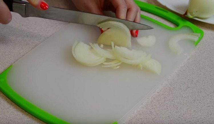 Onion cut into half rings.