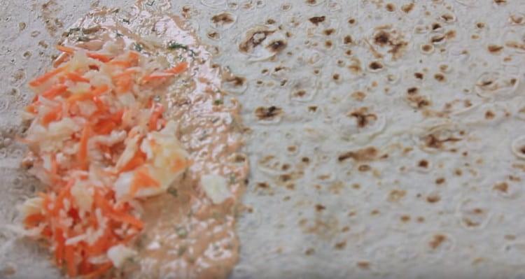 On top of the sauce we spread cabbage with carrots.