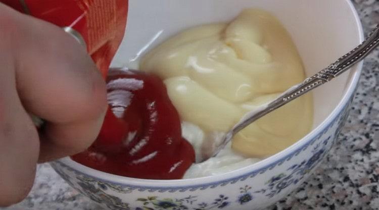 Preparing a sauce of sour cream, mayonnaise and ketchup.
