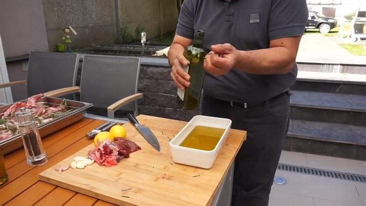 For making barbecue skewers. pour oil