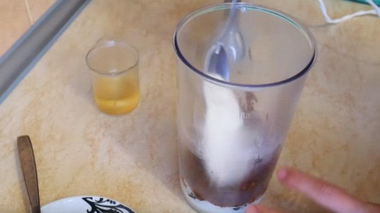 In the warmed milk, add cocoa and milk powder.