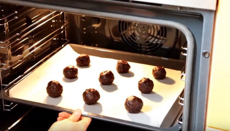 We put the baking sheet with the blanks in the oven.