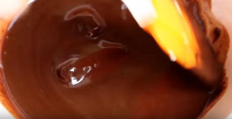 Mix chocolate with butter until smooth.