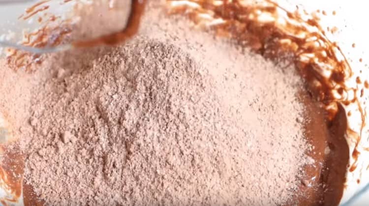 Add the dry ingredients and mix the dough.