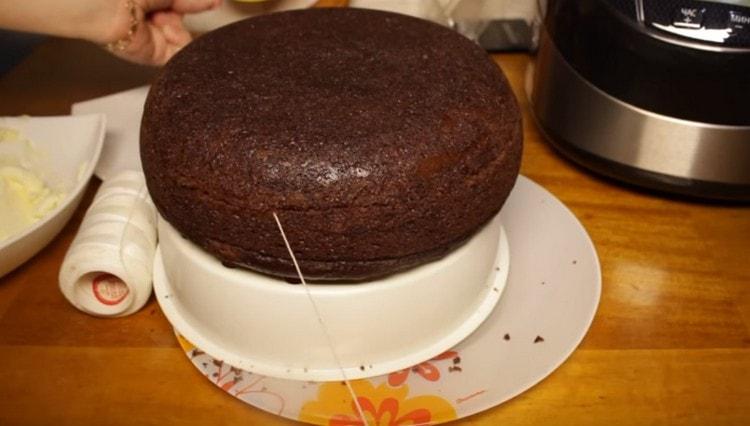 It is convenient to cut the biscuit with culinary thread.