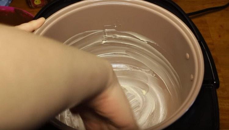 A bowl of multicookers grease oil.