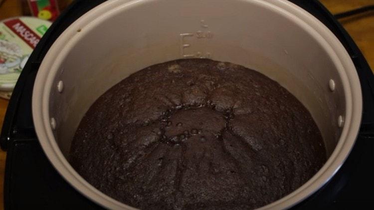 The finished biscuit should be left in the multicooker for another 10 minutes, so that it does not fall.