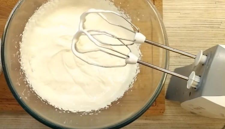 Beat with a mixer sour cream.