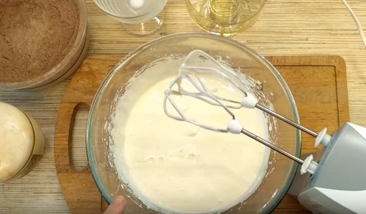 Beat eggs with sugar.