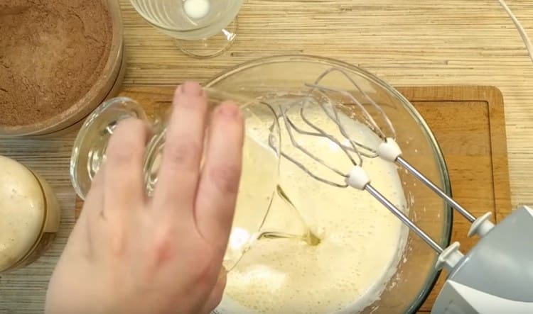 Add milk to the egg mass, as well as vegetable oil.