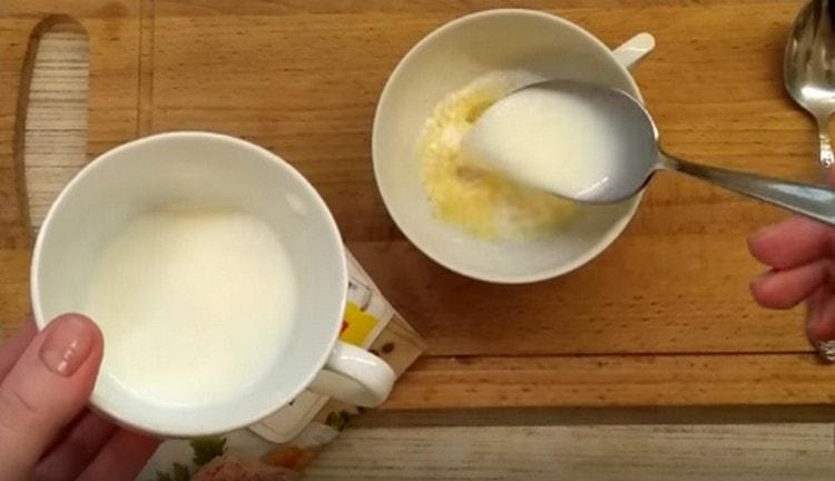 Pour gelatin with hot milk and leave to swell.