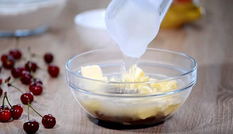 Add the butter to the broken chocolate into pieces and fill it all with boiling water.