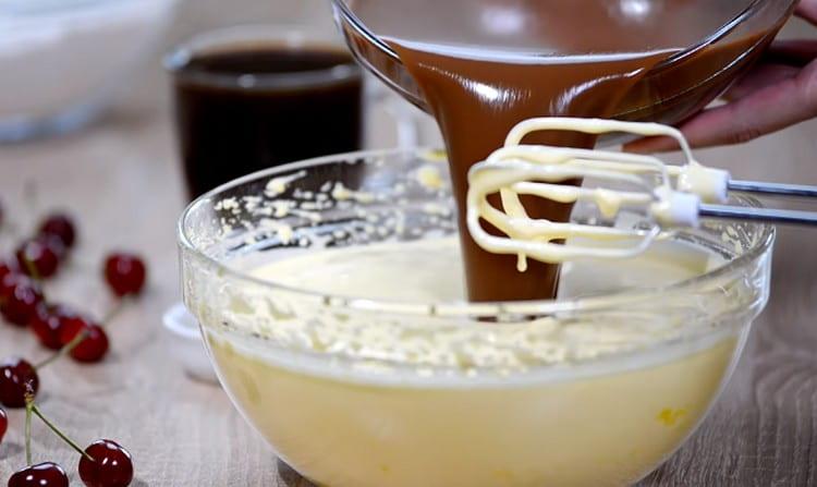 In the beaten eggs we drive the chocolate mixture.