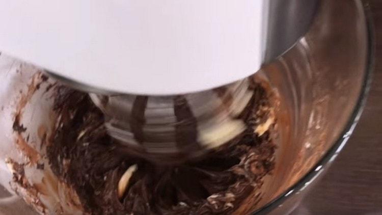 Mix the cream with a mixer.