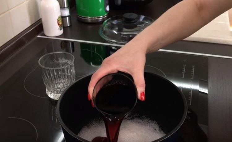 To prepare the impregnation we combine red wine and sugar.