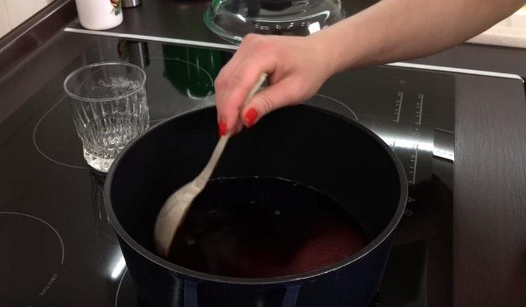 Mix and boil so that the sugar is completely dissolved.