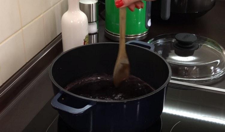 We evaporate alcohol from the wine, bring the impregnation to the consistency of the syrup.