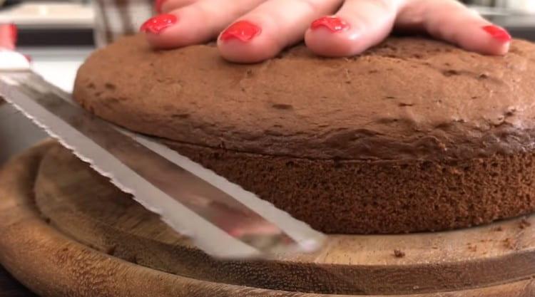 We cut the finished biscuit into 3 cakes.