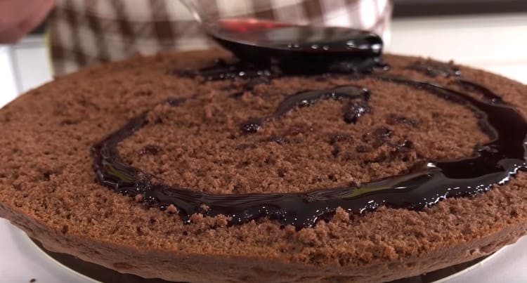 We spread the first cake and soak it.