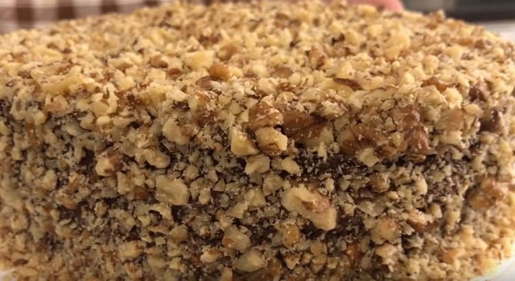 Sprinkle the cake with nut crumbs.