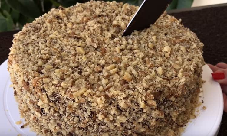 Before serving, chocolate cake with nuts should be infused in the refrigerator.