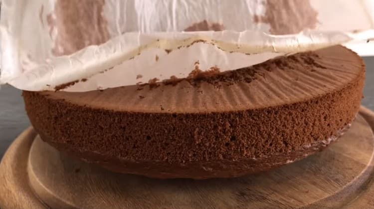 We take out the cooled biscuit from the mold and remove the parchment from it.