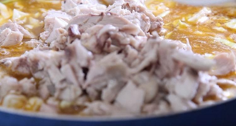 Add the previously chopped meat to the soup.