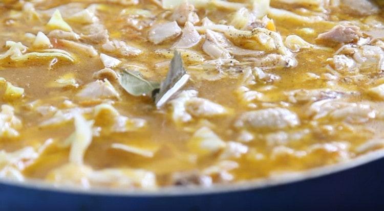 We cook the soup for a few more minutes, if necessary, add salt or spices to taste.