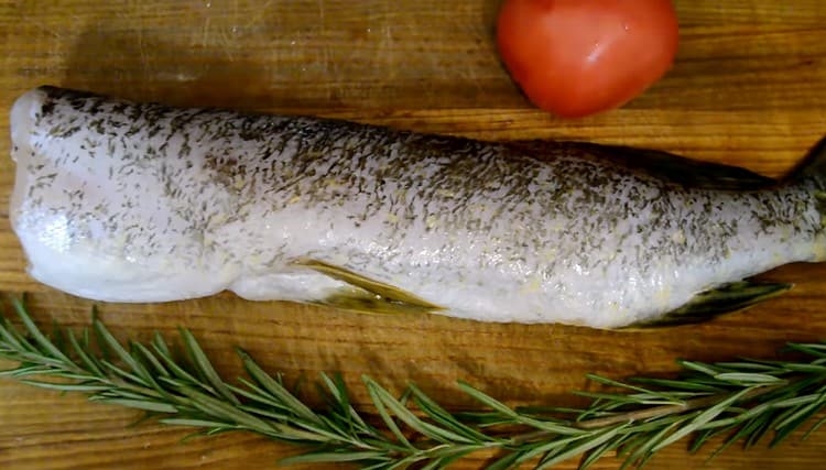 Wash and clean the pike.