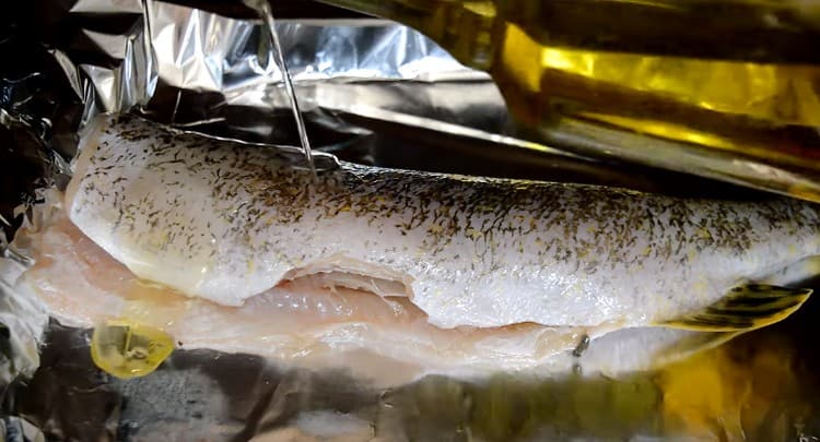 Water the carcass with vegetable oil.