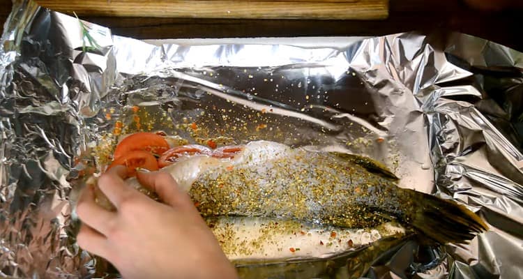 We start the belly of pike with rosemary and tomatoes.