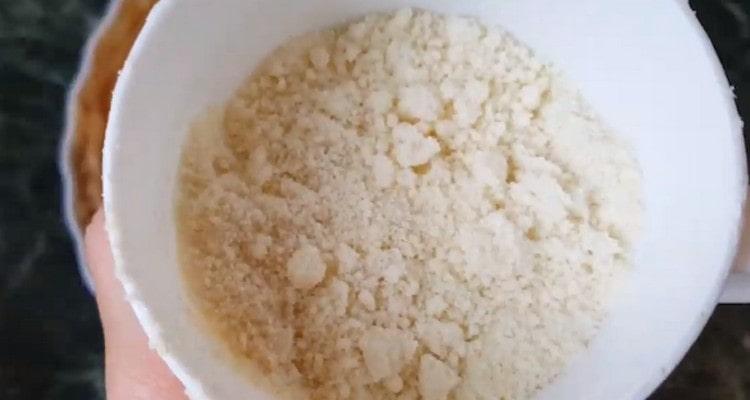 A little crumbs immediately set aside to sprinkle the cake.