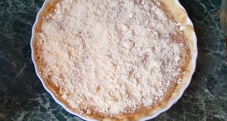 Sprinkle the cream layer with the crumbs that we left before.