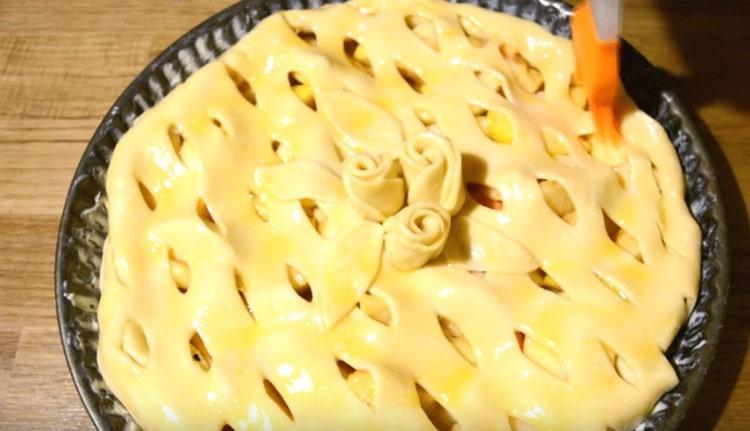 Before sending to the oven, the cake should be greased with whipped yolk.