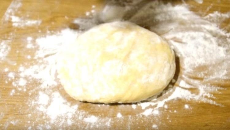 When the dough rises, we crush it and proceed to the formation of the pie.